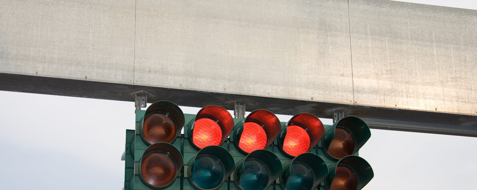 Rote Rennsportampel mit leerer Bannerflche